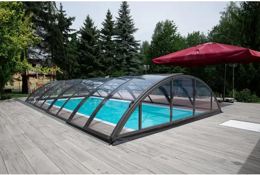 Elegant pooltak Klasik 5x10 med klar kanalplast, svart ram och glas