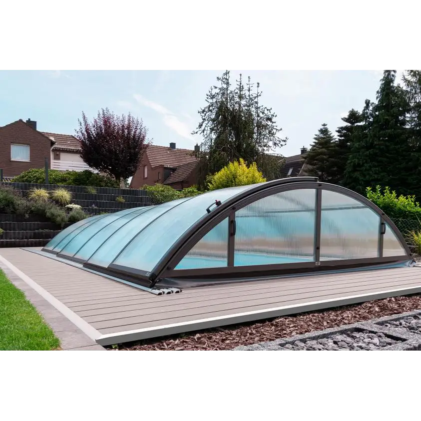 Krökt pooltäckning med extra starka profiler och blåtonade paneler