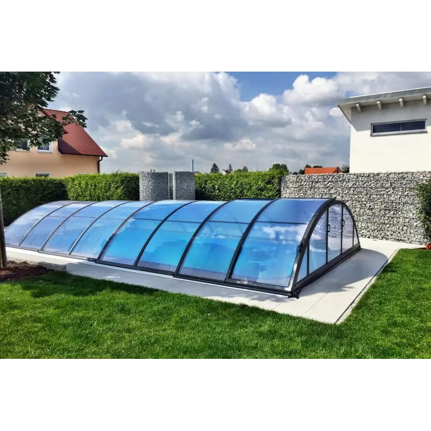 Krökt pooltäckning med extra starka profiler och blåtonade paneler