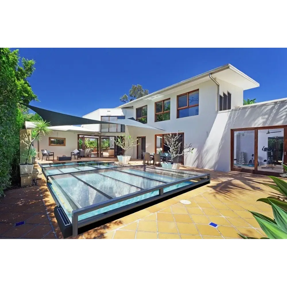 Modern vit hus med inglasad pool och träramade fönster, Pooltak Mästare Plus