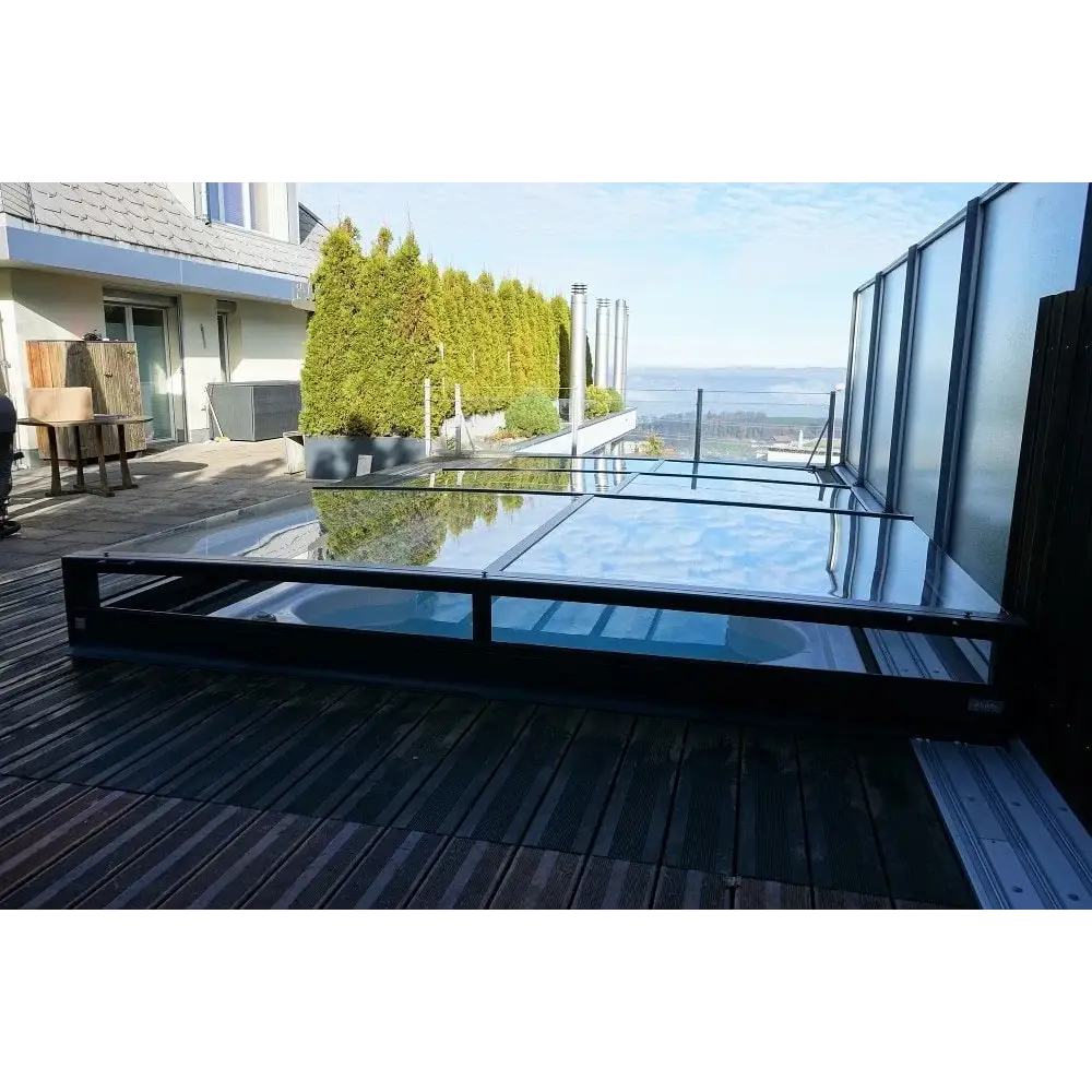 Modern pooltak Mästare Plus med svart ram och glaspaneler