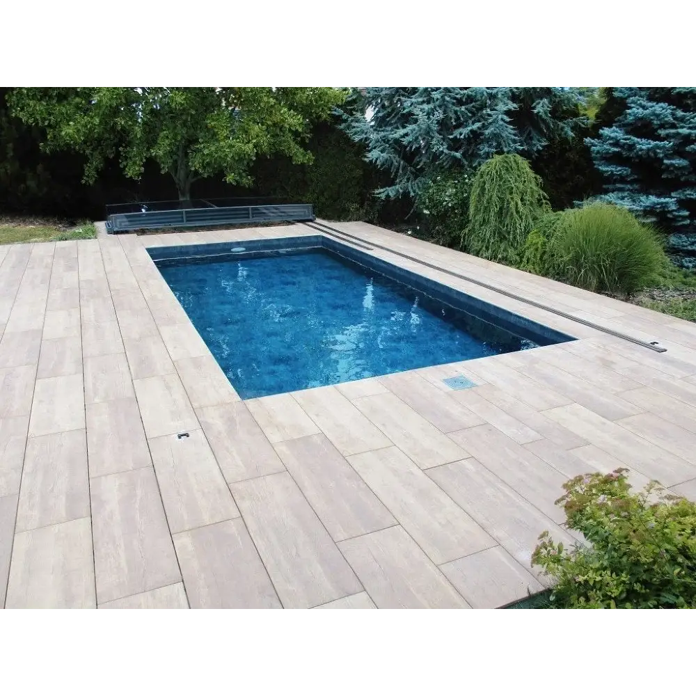 Pooltak Mästare Plus med rektangulär pool, klart blått vatten och trädeck