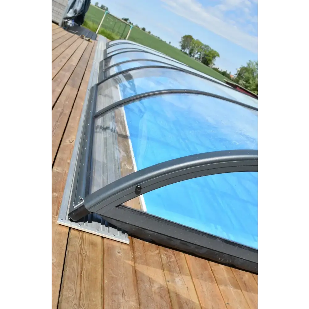 Pooltak Nivo Kit 1060B med svart bågad pooltäckning och glas