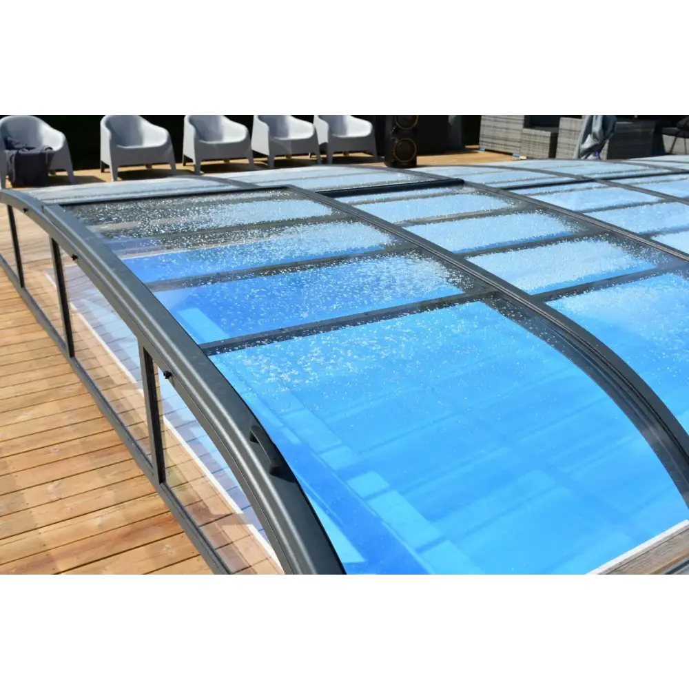 Bågad pooltäckning Pooltak Nivo Kit 1060B med svarta ramar och blå tonade paneler