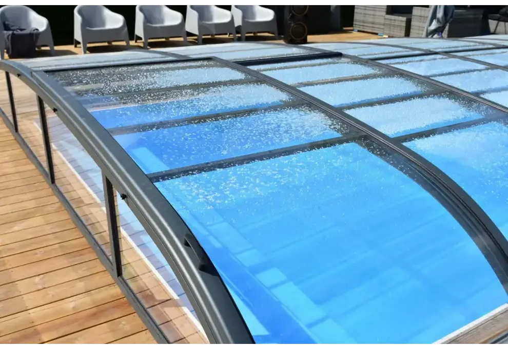 Bågad pooltäckning Pooltak Nivo Kit 1060B med svarta ramar och blå tonade paneler