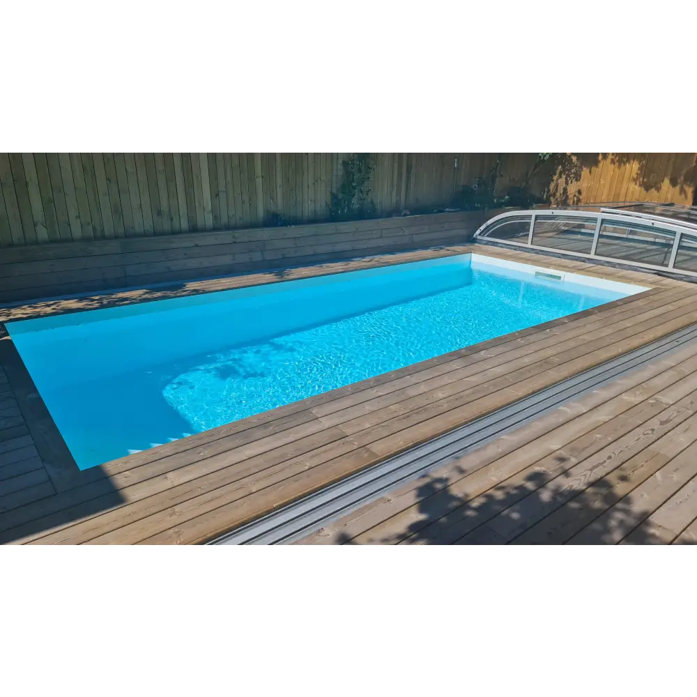 Rektangulär pool med klart blått vatten, trädeck och glasöverdrag för Pooltak Nivo Kit 1060B