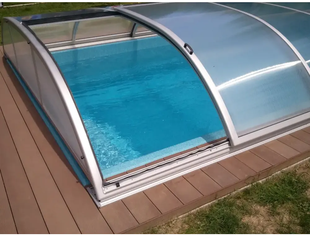 NIVO KIT 1060WC Poolüberdachung – silberfarbener Rahmen, transparente Hohlkammerplatten, Seitentür