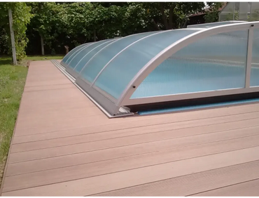 NIVO KIT 1060WC Poolüberdachung – silberfarbener Rahmen, gebogene transparente Paneele, gerippte Oberfläche
