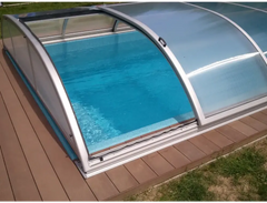 NIVO KIT 1075WC Poolüberdachung – silberfarbene Oberfläche, Bogenform, transparente Paneele, Seitentür