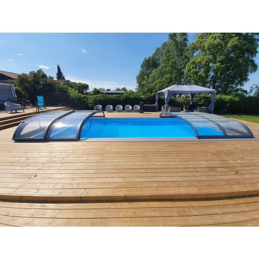 Blå pool med transparent böjd pooltak Nivo Kit 650B på trädäck