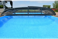 Svart valvformat pooltak Nivo Kit 650B med transparenta paneler över blå pool