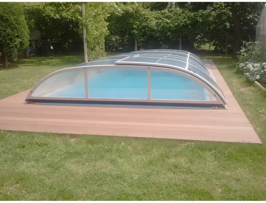 NIVO KIT 650WC Poolüberdachung – 3 x 6, ELOX, gebogene transparente Paneele, blaues Wasser