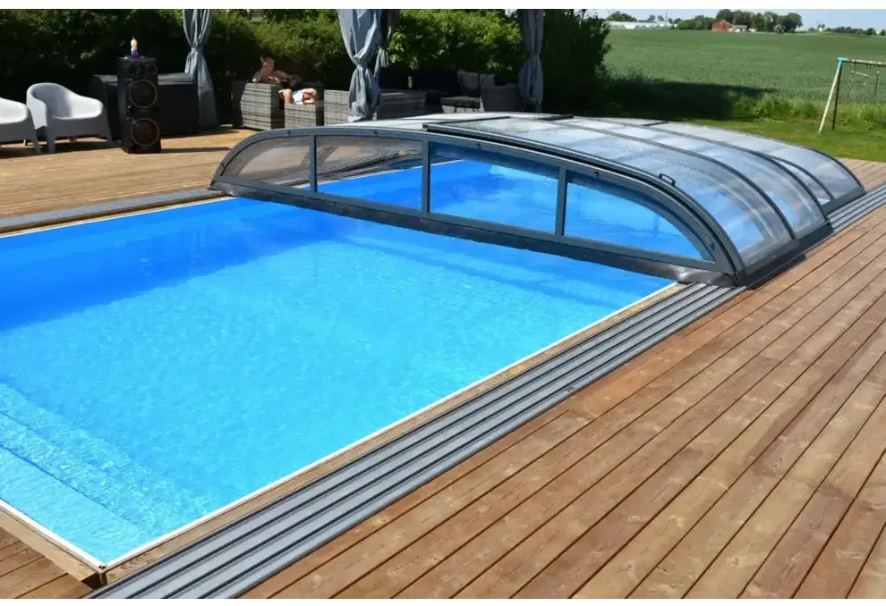 Blått inground pool med Pooltak Nivo Kit 750B bågad design
