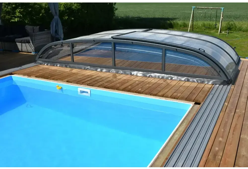 Pooltak Nivo Kit 750B med bågad glastak över rektangulär pool