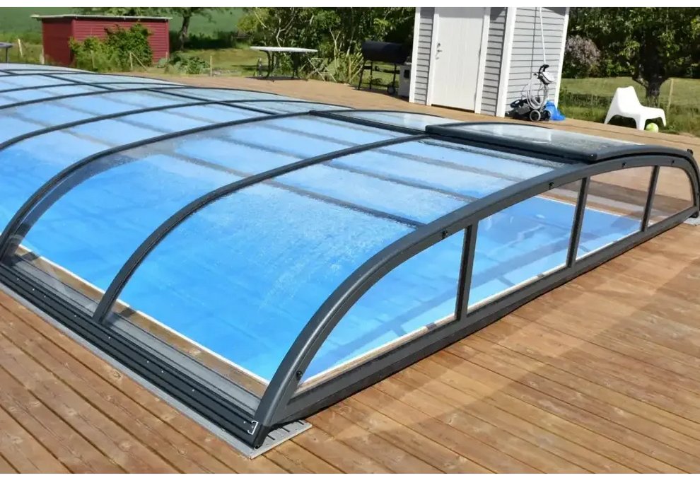 Pooltak Nivo Kit 750B med modern bågad design och svarta ramar