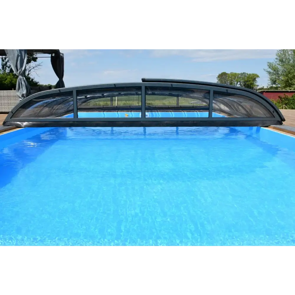 Pooltak Nivo Kit 750B med svart bågad design över blå pool