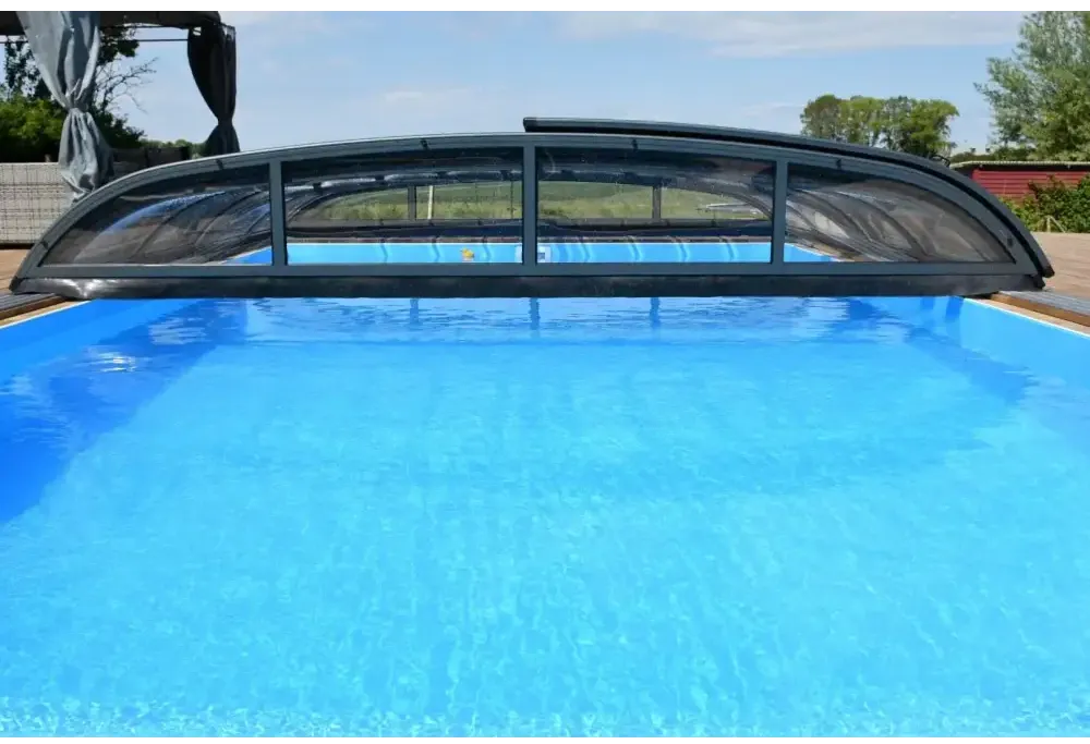 Pooltak Nivo Kit 750B med svart bågad design över blå pool