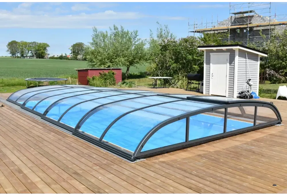 Pooltak Nivo Kit 860B med modern design och glasrutor