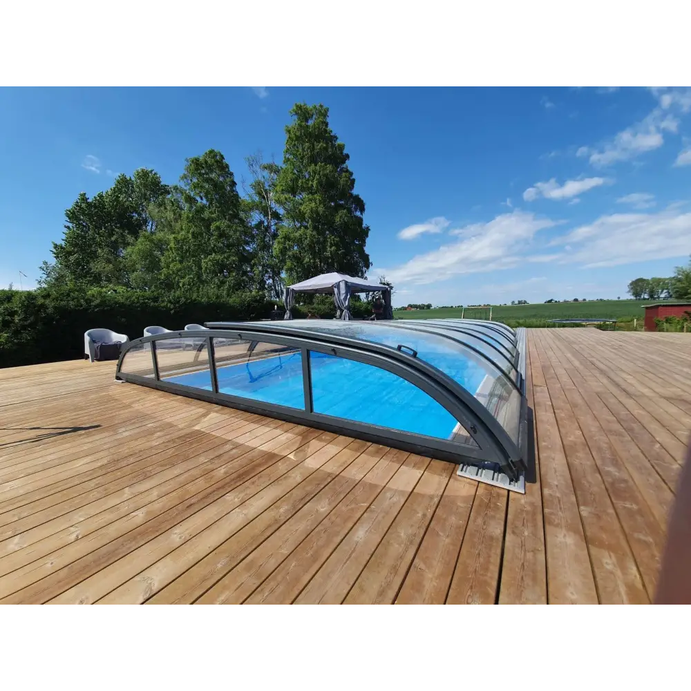 Pooltak Nivo Kit 860ms med valvformad design över pool på trädeck