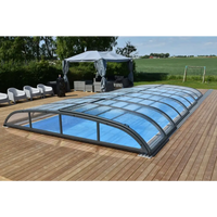 Modern Pooltak Nivo Kit 960B med valvform och glasrutor över blå pool