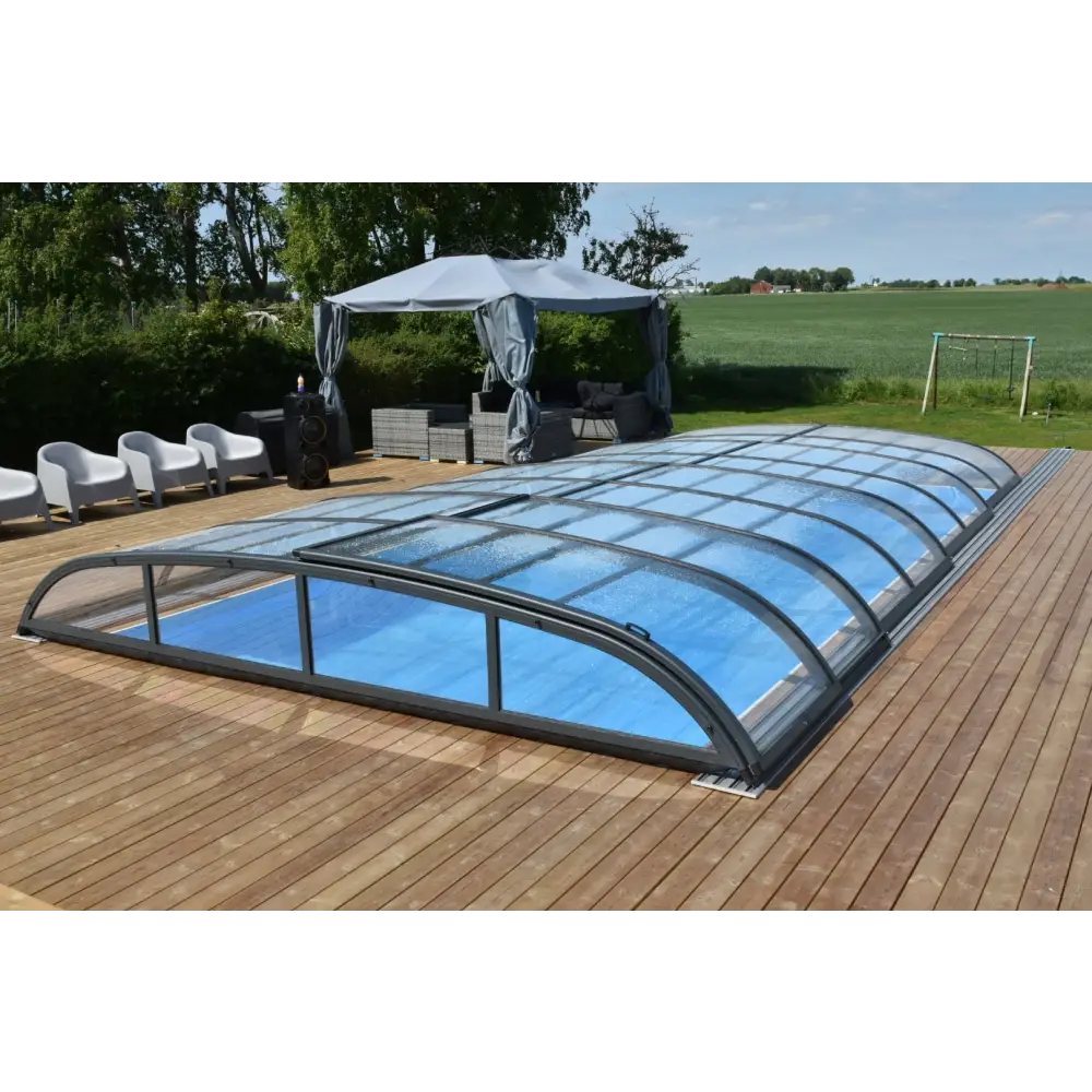 Modern Pooltak Nivo Kit 960B med valvform och glasrutor över blå pool