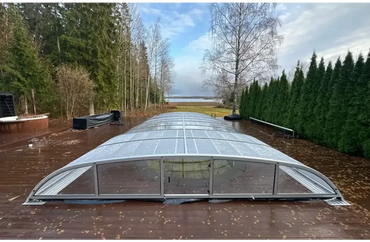 Nivo Kit Poolüberdachung – transparente Paneele, silberfarbener Rahmen, Holzterrasse