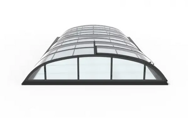 Smart-Poolüberdachung – modernes Design, gewölbtes Dach mit transparenten Paneelen, schwarzer Rahmen, transparente Hohlkammerplatten