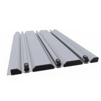 Grått metalliskt spår med svarta ändkåpor i smart pooltak med klar kanalplast