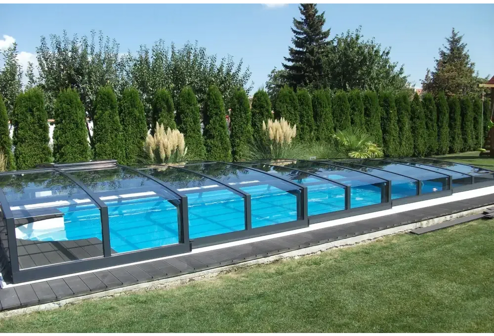Pooltaket Special med RAL7016 antracit profiler, klar glasövertäckt pool med svart ram och blått vatten