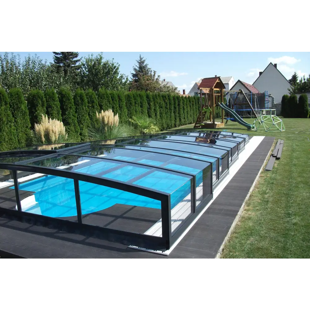 Blått pooltak special med böjd glasdesign och svart metallram