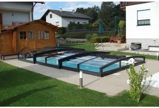 Special-Poolüberdachung – schwarzer Rahmen, gebogene transparente Paneele, für einen Pool