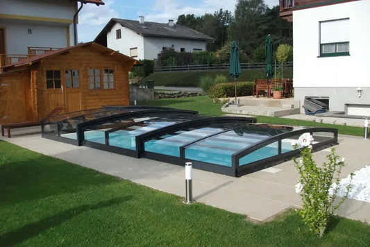 Special-Poolüberdachung – schwarzer Rahmen, gebogene transparente Paneele, für einen Pool