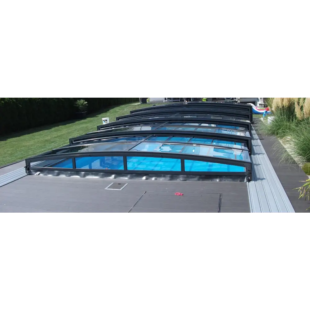 Pooltak Special med böjd glasdesign och svart ram över blått vatten