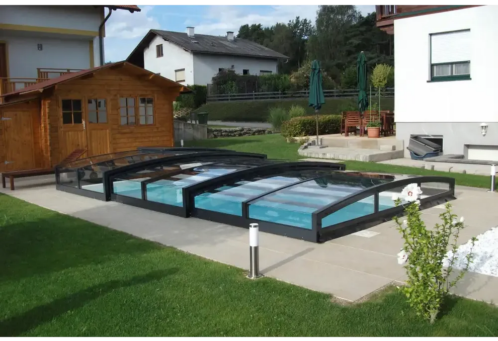 Elegant pooltak special med RAL7016 antracitprofiler och låsbar sidodörr