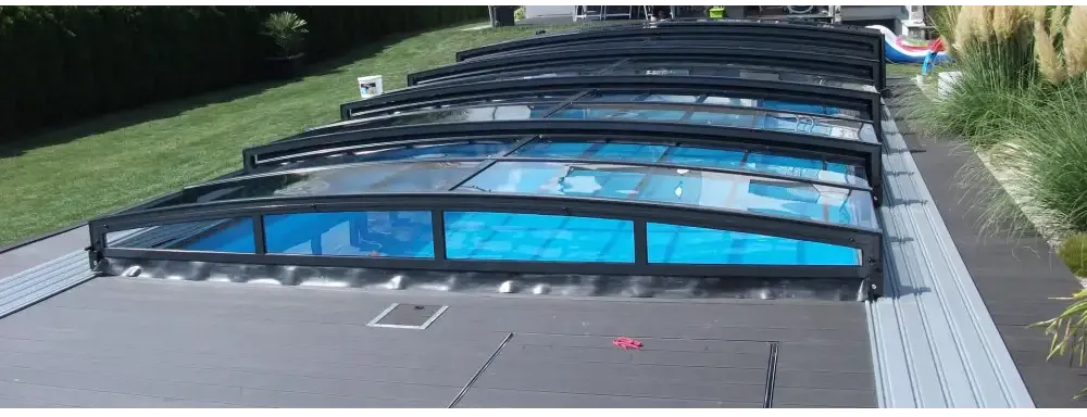 Elegant pooltak special med RAL7016 antracitprofiler och låsbar sidodörr