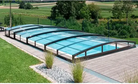 Special-Poolüberdachung – gebogene transparente Paneele, schwarzer Metallrahmen
