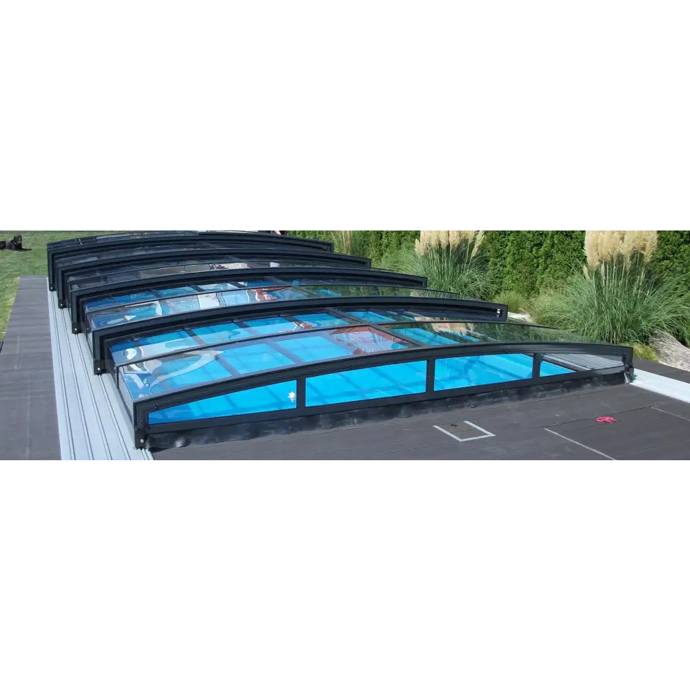 Pooltaket Special med RAL7016 antracit profiler, svart ramad glashölje med valvdesign