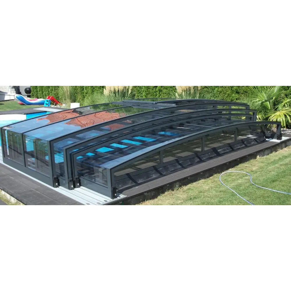 Pooltaket Special med RAL7016 antracit profiler, svart ram och böjd design