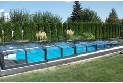 Special-Poolüberdachung – anthrazitfarbene Profile in RAL7016, transparente Paneele, schwarzer Rahmen, blaues Wasser, Pool mit transparenter Überdachung