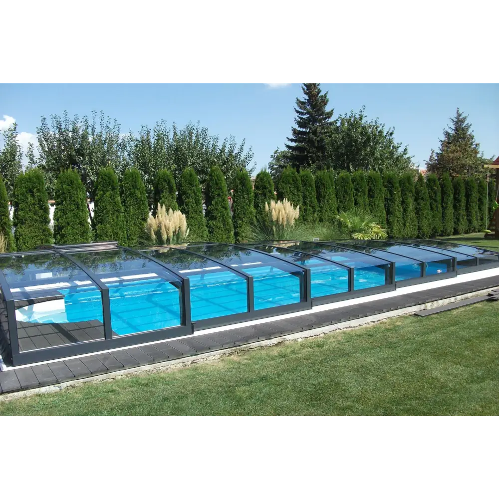 Pooltaket Special med RAL7016 antracit profiler, klar glas täckt pool med svart ram och blått vatten