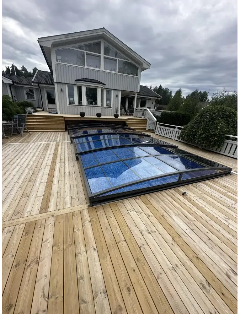 Elegant pooltak Sydney med blå glas och svart ram på trädeck, ger flexibilitet