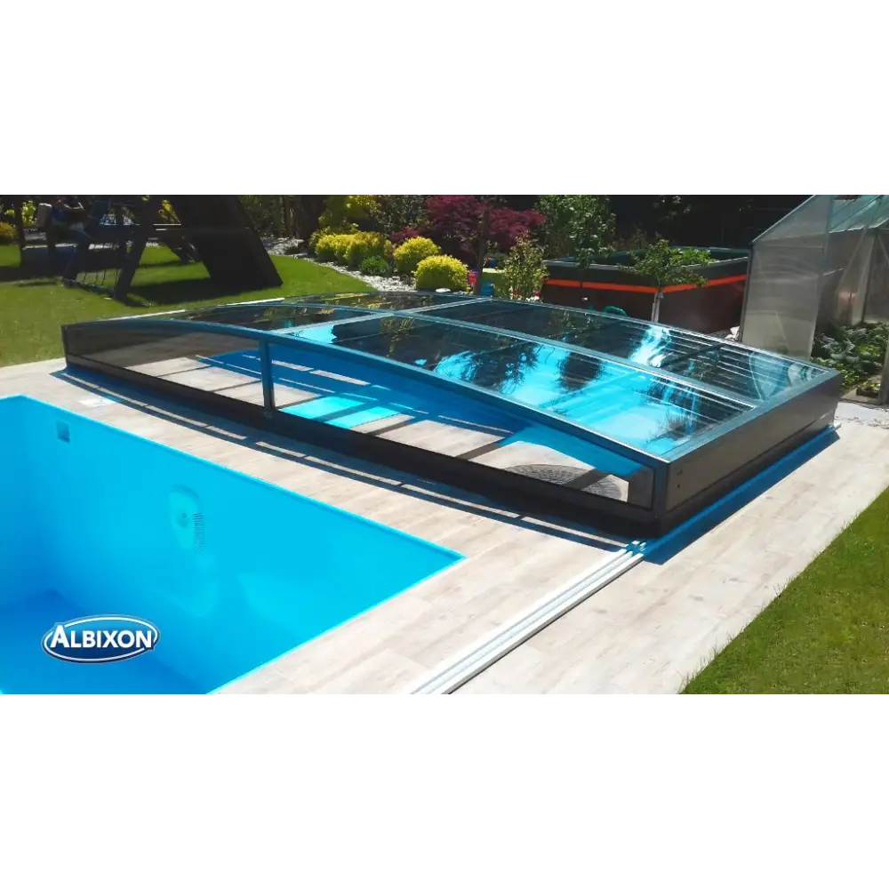 Elegant pooltak Sydney i glas och svart metall med kurvig design som ger flexibilitet och skydd för pool