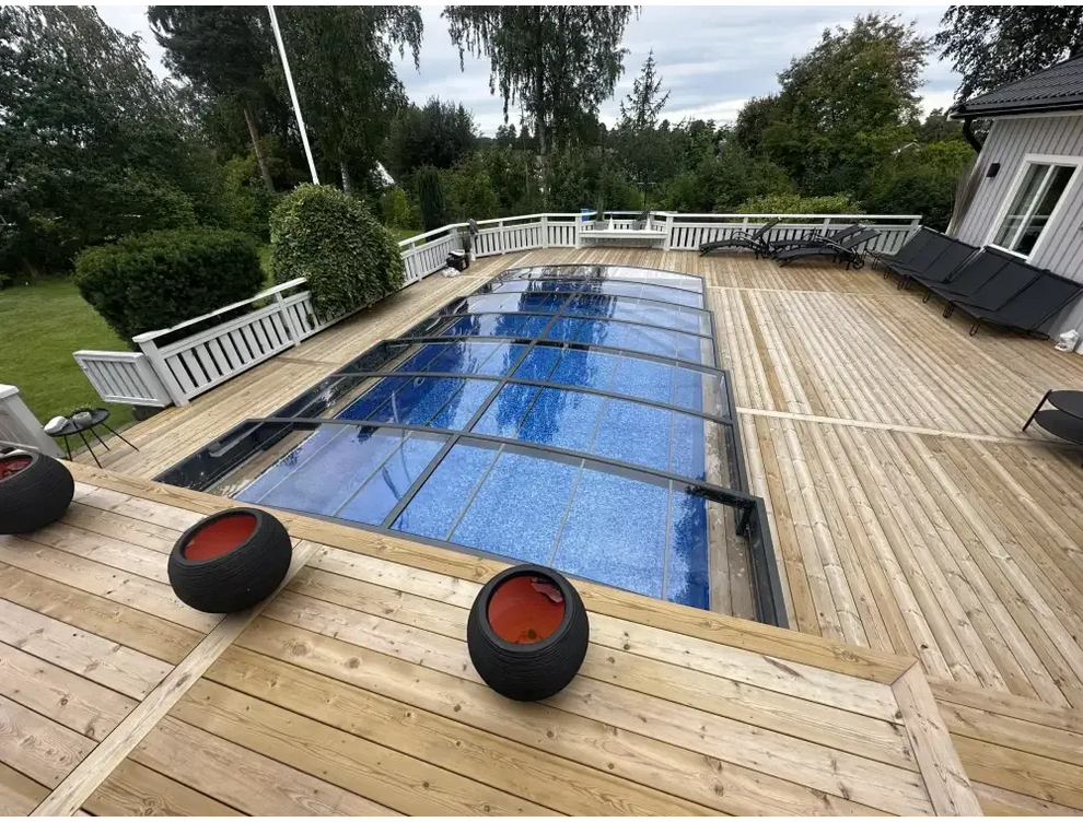 Elegant pooltak Sydney med transparent glas, blå textur och svart ram för flexibilitet och poolskydd