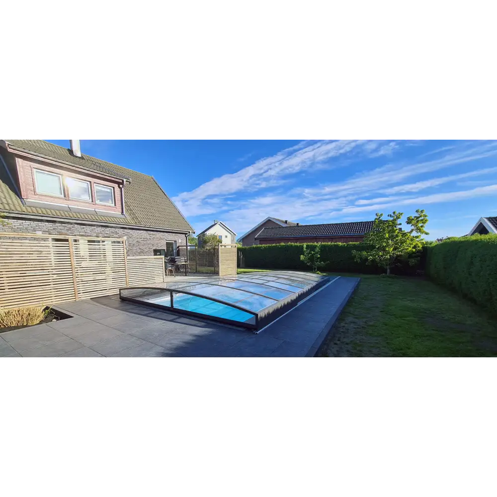 Elegant pooltak Sydney med klart glas och svart ram ger flexibilitet