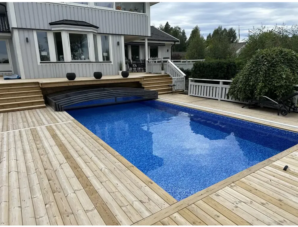 Elegant pooltak Sydney med blå mosaik och trädäck för pool, ger flexibilitet