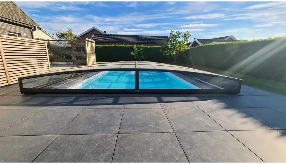 Elegant pooltak Sydney med flexibilitet över blå pool