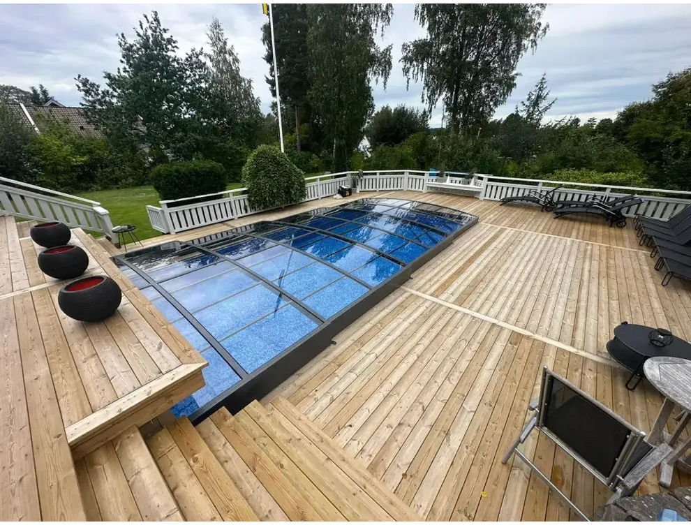 Elegant pooltak Sydney med blå glas och svart ram på trädeck, ger flexibilitet och skydd för pool