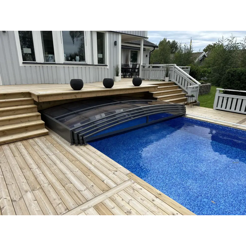 Elegant pooltak Sydney med svart ram och kurvat glas för flexibilitet och poolskydd
