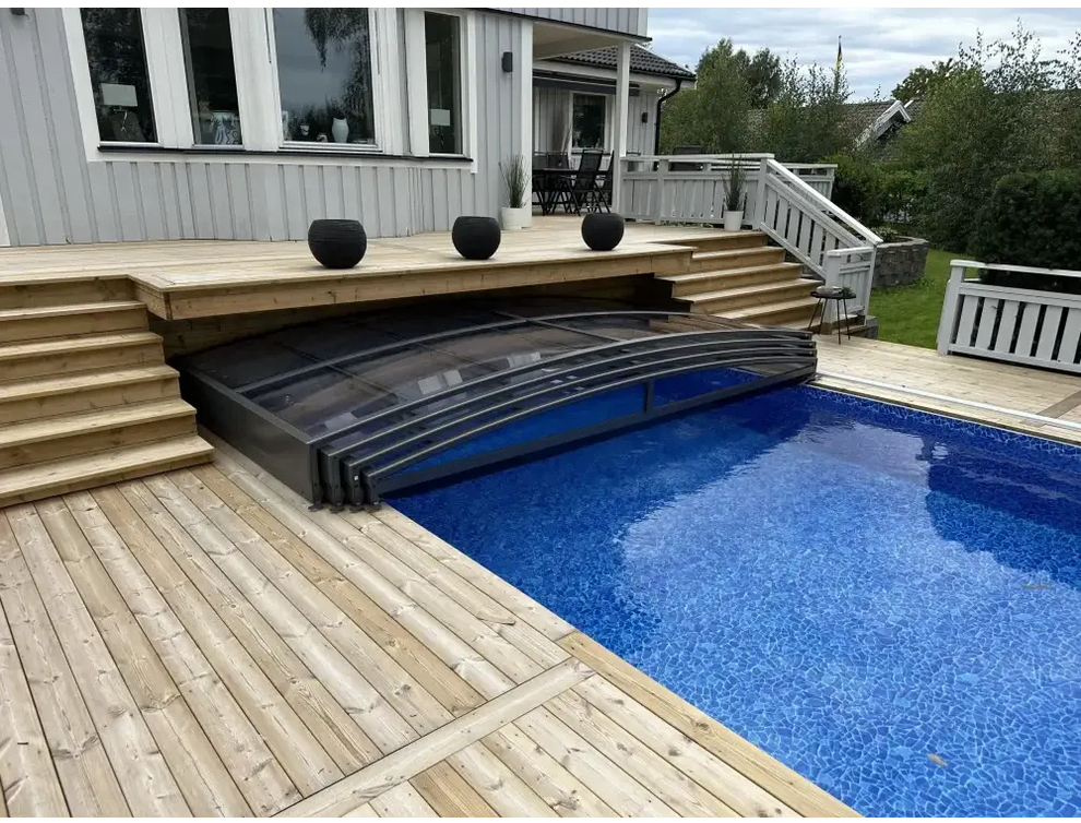 Elegant pooltak Sydney med svart ram och kurvat glas för flexibilitet och poolskydd