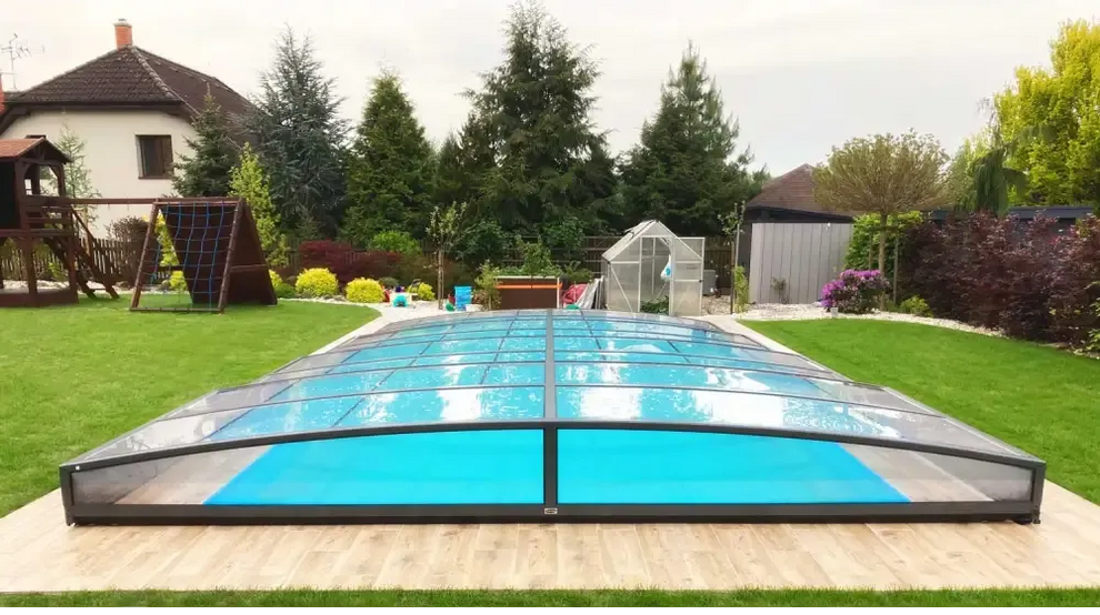Elegant pooltak Sydney med klart glas och svart ram för flexibilitet